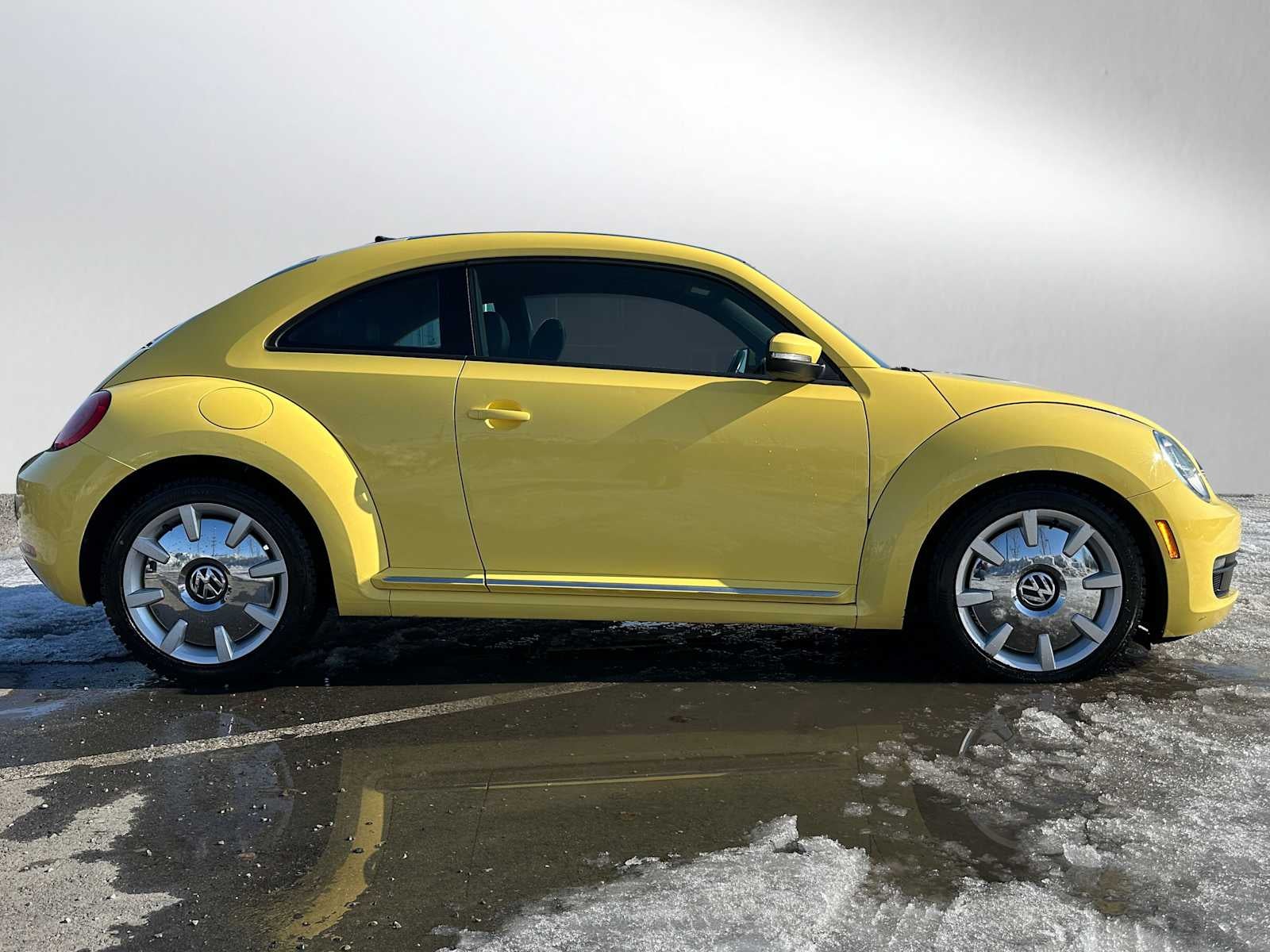 2013 Volkswagen Beetle 2.5L w/Sun