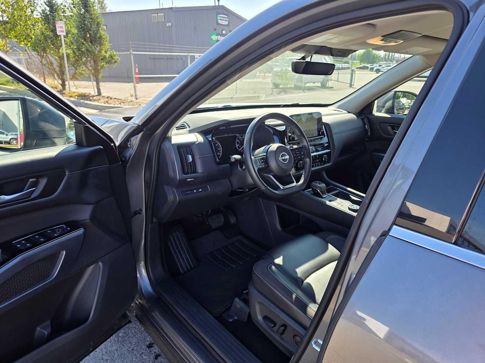 2025 Nissan Pathfinder SL