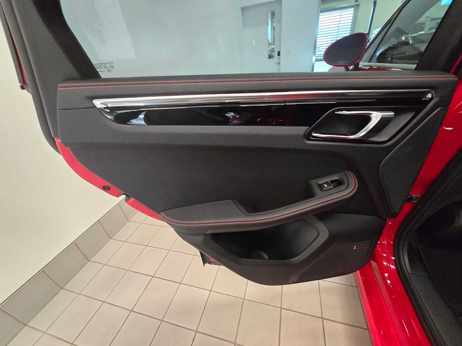 2025 Porsche Macan Base